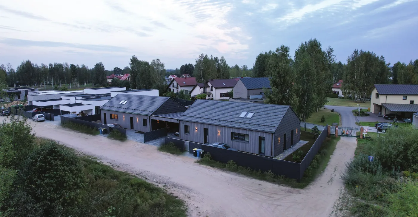 Nuotrauka: pastatytas namas iš gatvės pusės
