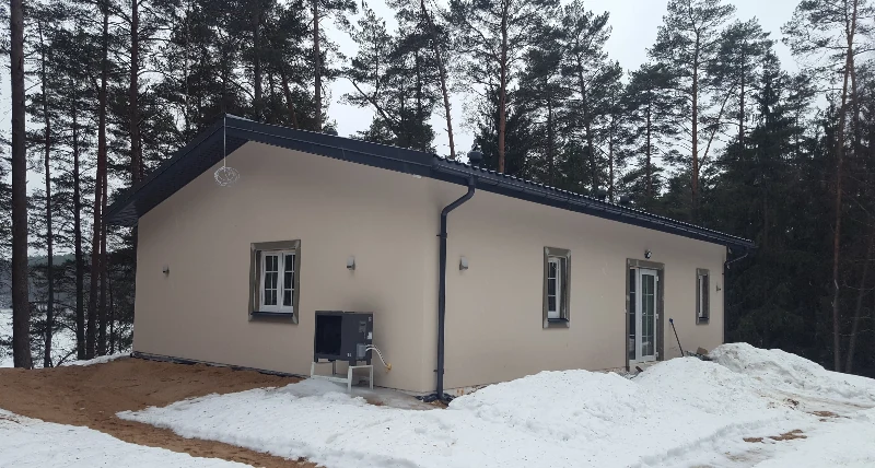 Prieš: esamas namas iš kitos pusės